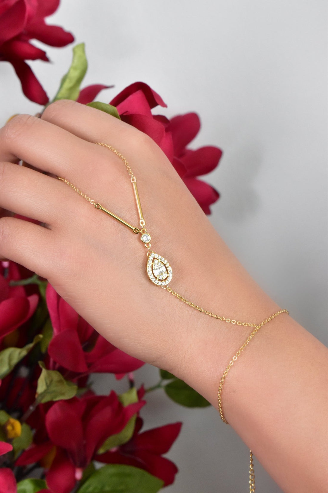 Maysa Unique Hand Chain 1