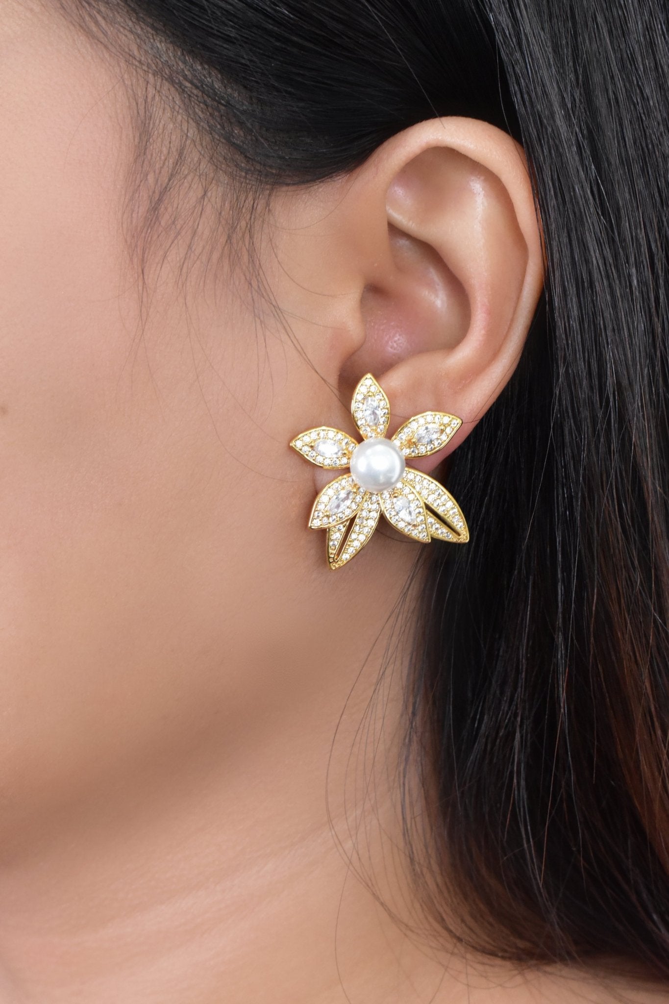Tawq Pearl Earrings