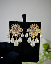 Nuraan Golden Pearl Earrings 4