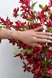 Kammy Complete Look — Hand Chain, Kuwait — 2